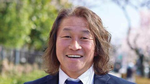 ユニフォームを脱ぎスーツを身につけた男 胸の情熱は変わらない…岡野雅行『野人、ネクタイを締める』