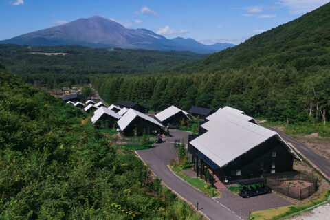 【北軽井沢】浅間山の絶景と「Nicolai Bergmann Flowers & Design」の花々に抱かれて。一棟貸しヴィラリゾート「あさま空山望」、癒しの滞在