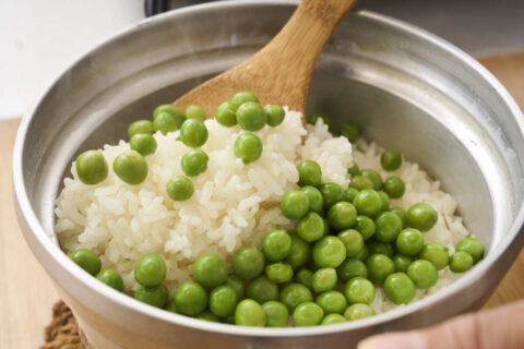 グリーンピースの「さや」が味の決め手！料理家きじまりゅうたさんの「豆ごはん」レシピ