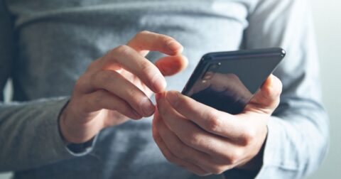 毎日スマホを見る代わりに最低賃金でバイトすれば、1億5000万円かせげる – 脱スマホ術