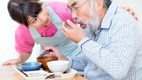 ｢年をとったら防ぎようがない｣は間違い…《誤嚥性肺炎》を防ぐために､高齢者がまず気をつけるべきひとつのこと | ライフ | 東洋経済オンライン