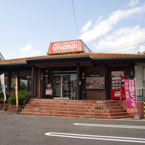 ｢30分待ちもザラ｣…バブル前夜のロードサイドに誕生した｢自由でゆるい｣｢カスタム力高め｣県民熱愛ファミレスの正体 | ライフ | 東洋経済オンライン