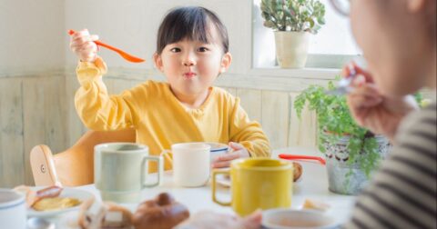 【要注意】食卓で「品のなさ」が即バレする、たった1つの行動 – まいにちがたのしくなるおやくそく できるかな？