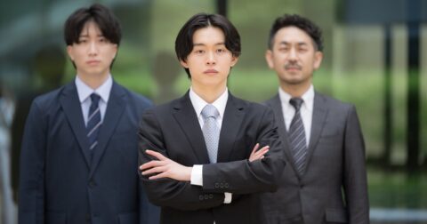 まったく出世しない人は「フラットな組織」を好む。じゃあ、出世する人は？ – リーダーの仮面