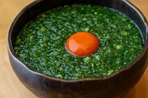 【ひと口食べたら止まらない！】一面に浮かぶにらの香りと牛脂の旨味が押し寄せる、究極の”にらうどん”。田町「自家製麺へんくつ」