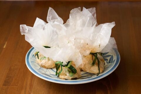 【包んだ紙ごと揚げるユニークな揚げ技】素材の水分ごと旨味を凝縮！「鶏肉の紙包み揚げ」（紙包鶏）