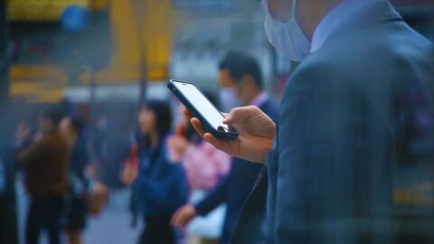 歩きスマホ｢事故だけではない｣裏のリスク　的場浩司や乙武洋匡も苦言…就活や婚活でも”一発アウト”になる致命的な理由 | ライフ | 東洋経済オンライン