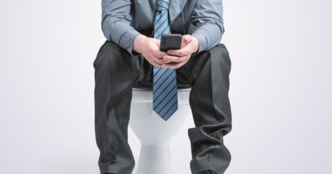 【スマホ習慣】三流は「トイレでも開く」、二流は「寝室に持ちこまない」、では一流は？ – 脱スマホ術