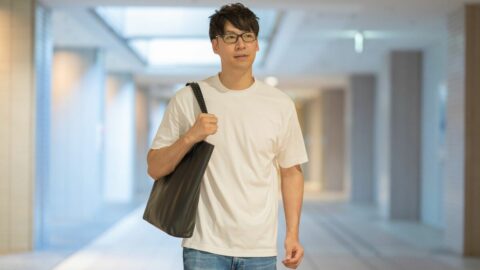 ワイシャツ代わりのはずが｢休日のおじさん｣に見える…ユニクロの”ビジネスTシャツ”選びでやりがちな勘違い | ライフ | 東洋経済オンライン