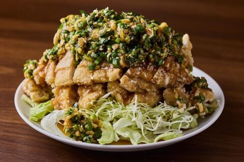 【ド迫力の定番肉中華】プロのたれづくりが味を決める！山盛り肉のジューシーさが際立つ「中華立波」の油淋鶏レシピ
