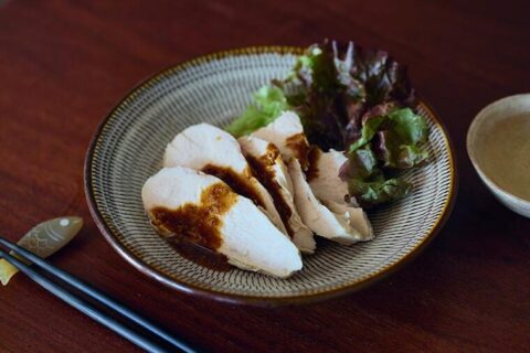【日本酒達人たちの、家呑み「リピートつまみ」帖】山同敦子さんの家つまみ➁　ストックして安心！「鶏むね肉の万能ボイル」と4つのアレンジ（後編）