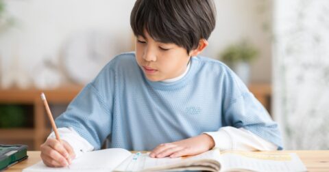 「自分からすすんで勉強する子」の親が言っている口ぐせ・ベスト1 – 赤ペン先生のほめ方