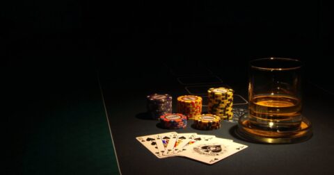 酒場で出会ったギャンブラーの賭け方が、なぜか最強の資産形成だった話 – JUST KEEP BUYING