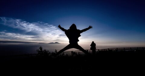 【本質】「人生後半がどんどん面白くなる習慣」・ベスト1 – 人生は気づかぬうちにすぎるから。「自分第一」で生きるための時間術