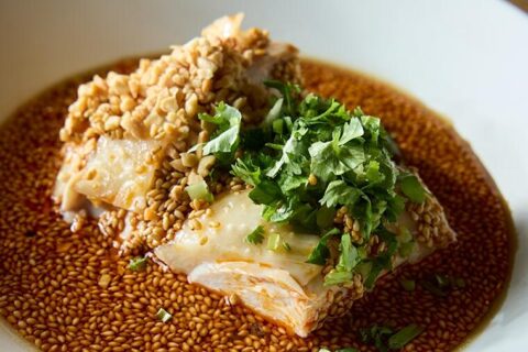 【新富町・東京チャイニーズ 一凛】圧倒的な胡麻胡麻しさ！ 丸鶏だからジューシーな「究極のよだれ鶏」のつくり方②（仕上げ編）