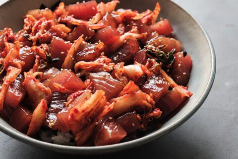 【遅く起きた休日のブランチに】冷蔵庫にある食材でささっとつくれる、まぐろの漬けとキムチのちらし寿司