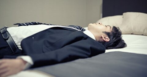 「35歳・年収300万円、土日はベッドで時間を溶かす」。そんな人生を変えた、たった一言とは？ – 世界の果てのカフェ