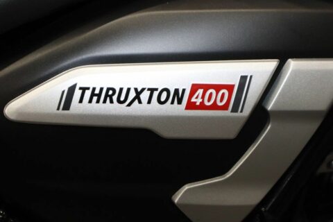 普通二輪免許で乗れる輸入バイクが増加中…トライアンフ新型｢スラクストン400｣｢トラッカー400｣でシェア拡大なるか | ライフ | 東洋経済オンライン