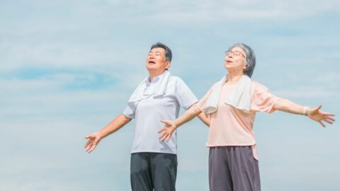 認知症リスクを18％低下させる！｢ラジオ体操｣の正しい方法　3分で”400以上の筋肉”を動かし､体内年齢を若く保とう | ライフ | 東洋経済オンライン