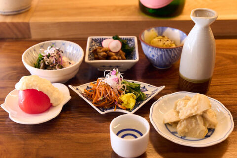 【酒よし肴よしの新名店　三軒茶屋「せきらら」】市場直送の地場野菜と30種を超える県産の日本酒。究極の”秋田推し”居酒屋