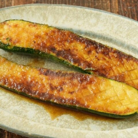 1本100円の｢ズッキーニ｣がごちそうに！ 有名シェフのテク応用でご飯が止まらない｢絶品しょうが焼き｣を作る驚きの裏技 | ライフ | 東洋経済オンライン