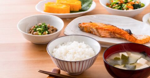 【医師が教える】「朝食は絶対食べたほうがいい」と信じている人が注意すべきこと – 医者が教える 栄養学的に正しい最高の食事術