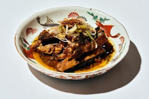 【麻・辣・酸 中華つまみ5番勝負】秋刀魚の蒲焼き缶詰に熱した油をかけるだけ！　ハイボールが進む麻辣アヒージョ