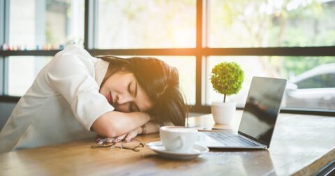 「そりゃ眠くなるわ…」午後に仕事がはかどらない人の“残念な思い込み” – 体力がすべて
