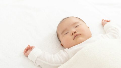 “ニューボーンフォト”に助産師らが警鐘｢無理な姿勢で呼吸ができなくなるケースも｣､ あくまで｢自然体｣を訴える理由 | ライフ | 東洋経済オンライン