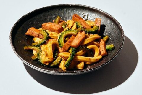 【麻・辣・酸 中華つまみ5番勝負】むっちり食感の手打ち麺がクセになる。「もちもち麺の酸辣チャンプルー」はレモンサワーが欲しくなる旨さ！