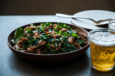 【ミントの風味が寿司飯に合う】「豚肉ナンプラー炒めとハーブのちらし寿司」は昼ビールが進んで仕方ない！
