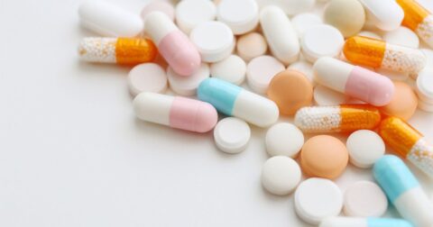 年収が高い医薬品会社ランキング2025【トップ5】1207万円の中外製薬に大差をつけた1位は？ – 注目ランキング