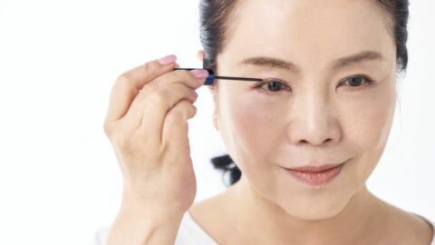 美容医療でもまつエクでもない､60代の顔印象を変えるのは｢舌トレ｣と｢まつ育｣——二重あごや寂しい目元を整える | ライフ | 東洋経済オンライン