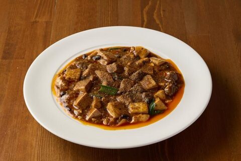 【伝説の中華料理人：山本豊の復刻レシピ①】和牛の赤身と旨味と香り鮮やかな香辛料がたまらない「牛肉ゴロゴロ麻婆豆腐」