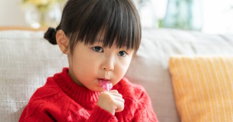 【夏休み】子どもが家でぼーっとしていたら、「自己肯定感の高い子」の親はなんと声をかける？ – 赤ペン先生のほめ方