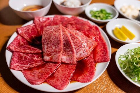 【五反田】路地裏で10年。遠回りの料理人が磨いた、王道焼肉「炭火焼肉ホルモン まるは」