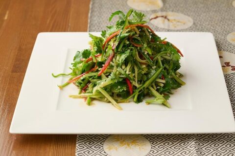 【伝説の中華料理人：山本豊の復刻レシピ②】青唐辛子と香菜が香り立つ「北京の夏の爽やかサラダ」！