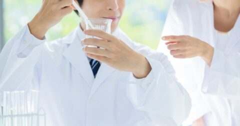 年収が高い化学メーカーランキング2025【トップ5】ステンレス魔法瓶「サーモス」手掛ける企業が4位 – 注目ランキング