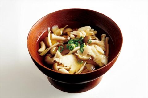 【ロカボレシピ】舞茸、しめじ、えのき…きのこを煮るだけの滋味深い味わい「きのこ汁」（1人分の糖質1.0g）のつくり方