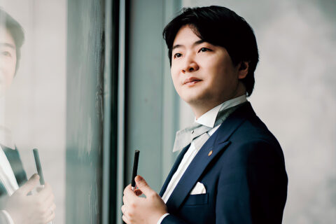 世界で活躍する指揮者・山田和樹さんインタビュー　「音の並びで、世界の広がりを見たい」