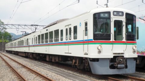 西武鉄道4000系｢秩父の主｣クロスシート車の特別感　ライオンズカラーで異彩放つ｢山のレジェンド｣ | ビジネス | 東洋経済オンライン