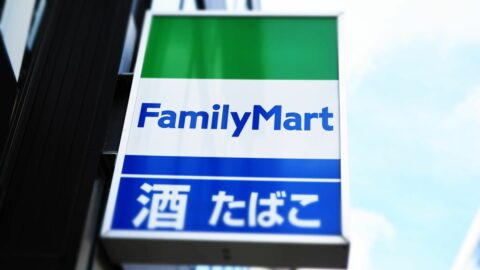 ｢服を買うならコンビニ｣の時代到来？　爆売れのファミマ｢コンビニ服｣が”ユニクロと同価格帯”で勝負できるワケ | ビジネス | 東洋経済オンライン