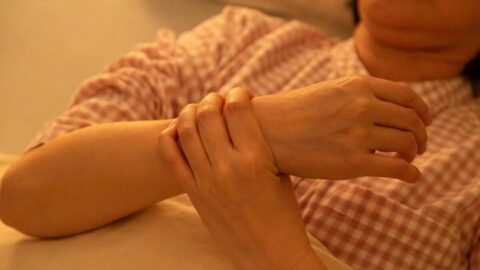 心身を入眠モードへ導く3つの”快眠ツボ”——｢体がクタクタなのに眠れない！｣は自律神経が乱れているサイン？ | ライフ | 東洋経済オンライン
