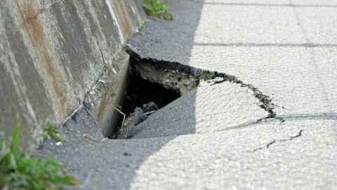 老朽化で道路陥没…Z世代｢年収500万でもブルーカラーは嫌｣が引き起こす｢インフラ整備は後回し｣の実情 | キャリア・教育 | 東洋経済オンライン