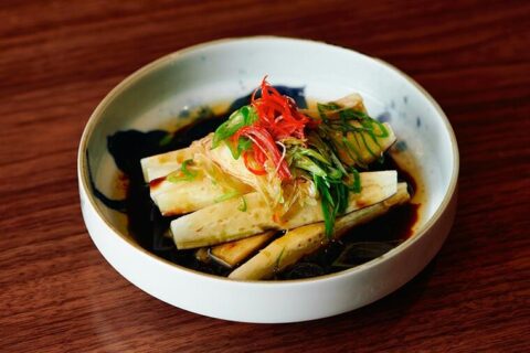 【「なす」は油が旨くする④】アツアツオイルをかける音も馳走。「蒸しなすのオイルがけ」