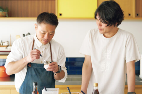 発酵デザイナー・小倉ヒラクさんが、栗原心平さんによる発酵メニューを堪能