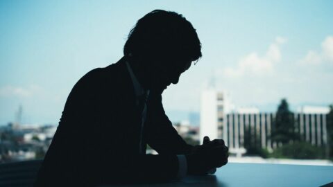 うまくいかない人はショックな出来事に｢被害者意識｣で反応…感情に振り回されない人が持つ”たった1つの習慣” | ライフ | 東洋経済オンライン