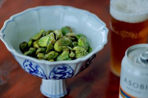 【ようこそ！俺酒場「田舎の大鵬」④】シンプルにして強烈。焦がし醤油とねぎの旨味が酒を呼ぶ”油炸鮮蚕豆”（素揚げそら豆）