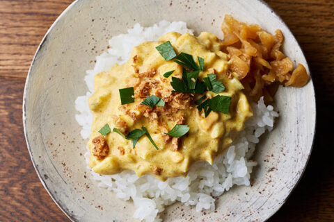 【ごはん×タルタルソースがさらに進化！】福神漬けのカリカリ食感が絶妙な”スパイスカレー”タルタル