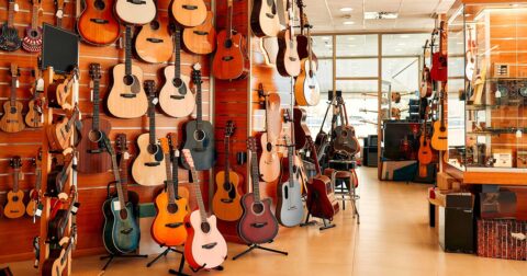 なぜ楽器店では、初心者にあえて複数のモデルを弾き比べさせるのか？ – 客単価アップ大事典